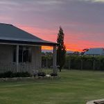 \'Vineyard Cottage\' A Golden Escape Among The Vines