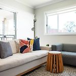 \'Huxley House\' An Elegant Mudgee Retreat With Backyard