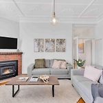 Currawong Bungalow - An Idyllic Group Stay In Town