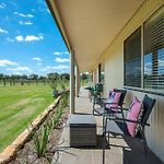 \'Vineyard Cottage\' A Golden Escape Among The Vines