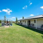 \'Vineyard Cottage\' A Golden Escape Among The Vines