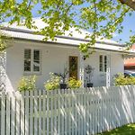 The Cottage On Market