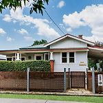 Court House Hideaway - Country Comfort In Town