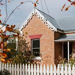 \'Kareela & Kialla Cottages\' Charming Family Getaway