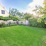 The Little White Cottage - Country Elegance Near Cbd