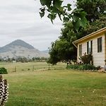 Burrundulla Farmhouse - Tranquil Country Allure
