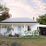 The Little White Cottage - Country Elegance Near Cbd