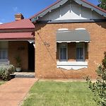 Merala A Cosy Cottage With Easy Stroll To Cbd