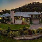Red Lotus Guesthouse - A Grand Valley Views Escape