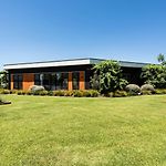 The Wine Manor - Lavish Poolside Living