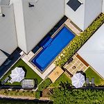Red Lotus Guesthouse - A Grand Valley Views Escape