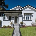Mygoura Cottage - Charming Country Living In Town