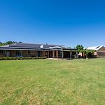 Tilia Estate - Wine Country Haven With Games Room
