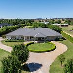 Putta Bucca Manor - Poised Poolside Country Living
