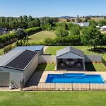 Putta Bucca Manor - Poised Poolside Country Living