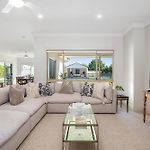 Putta Bucca Manor - Poised Poolside Country Living