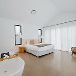 Jarli Barn - Refined Wine Country Retreat With Pool