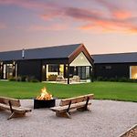 Jarli Barn - Refined Wine Country Retreat With Pool