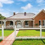 Bathurst Lodge - Historic Modern Retreat With Alfresco