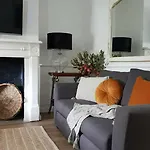 Samuels C1860 - In The Heart Of Holiday home *