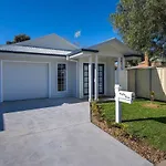 \'Huxley House\' An Elegant Mudgee Retreat With Backyard