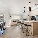 \'Huxley House\' An Elegant Mudgee Retreat With Backyard