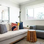 \'Huxley House\' An Elegant Mudgee Retreat With Backyard