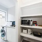 Felicity\'S On Court - A Refreshing Getaway In Town