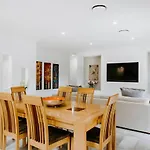 The Top Spot - A Modern All-Season Retreat