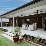 The Top Spot - A Modern All-Season Retreat