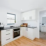 'the Gladstone' An Expansive Outdoor Oasis In Town Holiday home