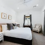 'the Gladstone' An Expansive Outdoor Oasis In Town Holiday home *