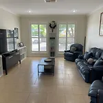 Spacious Resort Style Property With Pool In Mudgee - Rest Easy Mudgee Villa