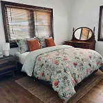 Centrally Located 3 Bedroom Cottage - Pet Friendly