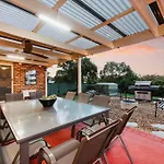 Macquarie Manor - Experience Grand Country Living *