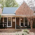 \'Kareela & Kialla Cottages\' Charming Family Getaway
