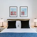 Mulberry On Melton - A Charming Poolside Cottage