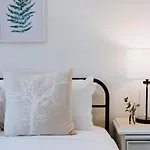 Mulberry On Melton - A Charming Poolside Cottage