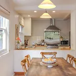 The Little White Cottage - Country Elegance Near Cbd