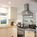 The Little White Cottage - Country Elegance Near Cbd