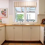 The Little White Cottage - Country Elegance Near Cbd
