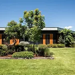 The Wine Manor - Lavish Poolside Living