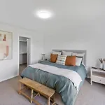 Large Modern Home In Mudgee