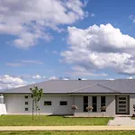 Large Modern Home In Mudgee