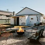 Mygoura Cottage - Charming Country Living In Town