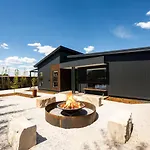 Luxury Retreats - Group Getaway Near Wineries Holiday home