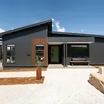 Luxury Retreats - Group Getaway Near Wineries Holiday home Mudgee