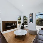 Luxury Retreats - Group Getaway Near Wineries Holiday home Mudgee