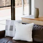 Holiday home Luxury Retreats - Group Getaway Near Wineries *