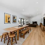 Luxury Retreats - Group Getaway Near Wineries *